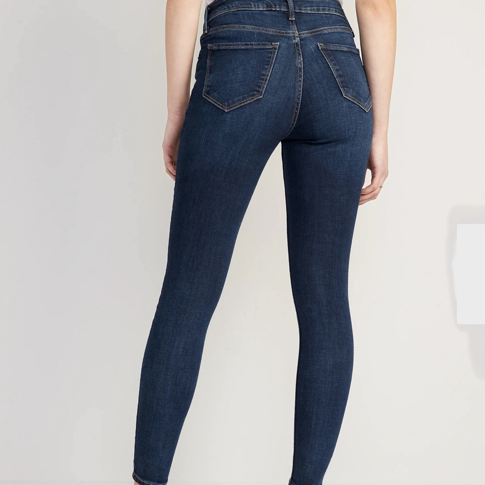 EUC- Old Navy ‘Rockstar Super Skinny High Rise’ Jeans w/Raw Hems